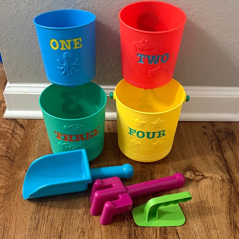 Melissa and Doug Stacking Numbered Beach Buckets and Scoops